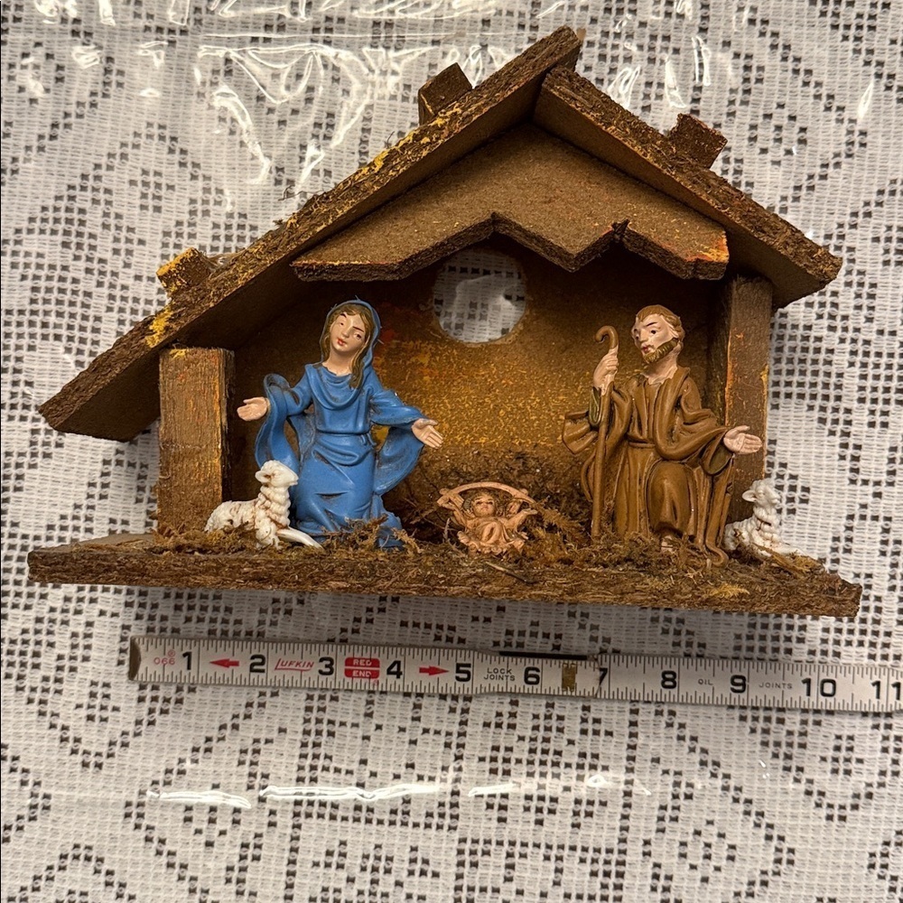 Vintage Nativity Scene Figurines with Stable. Made in Italy. Size 8”x9”